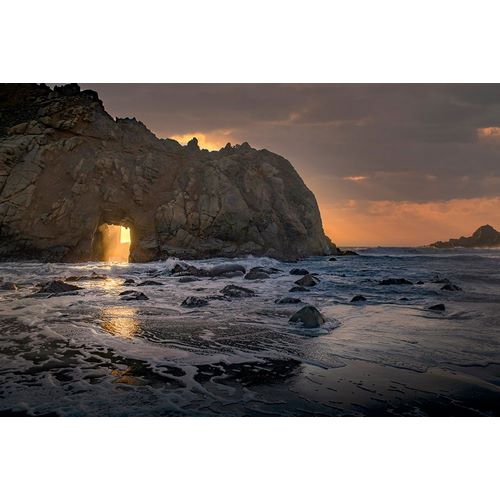 Sederquist, Betty 아티스트의 Usa-California Sunsets gleams through this hole in the rock along the Big Sur coast작품입니다.